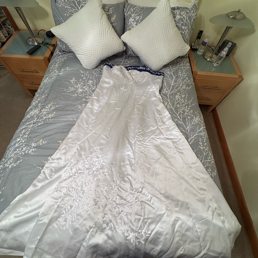 Elegant White Floral Bedding Set